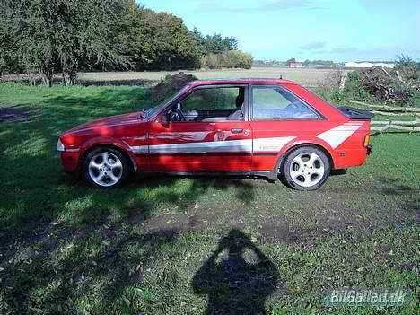 Ford Escort XR3i - Har en bule i døren.. så den skal skiftes, når jeg lige falder over en uden rust. billede 4