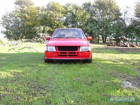 Ford Escort XR3i - Har lige fået skiftet fronten... så de næste dage skal gå med at finde de frontdetaljer jeg mangler.. billede 5