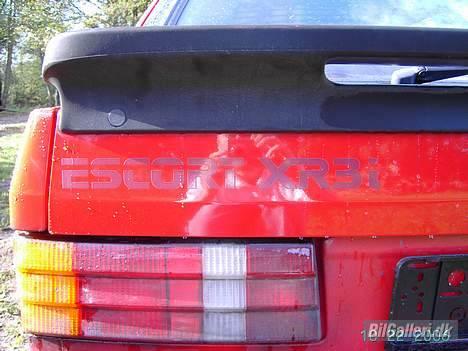 Ford Escort XR3i - Lig mærke til lakken... bagklappen er poleret.. det har jeg ikke fået gjort mellem baglygte og nummerpladerammen.. billede 7