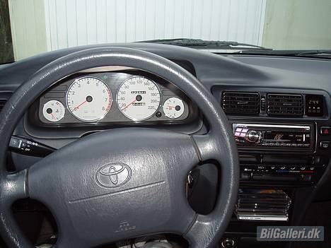 Toyota Corolla E10 - død - Kromringe i speedo og alpine! billede 8