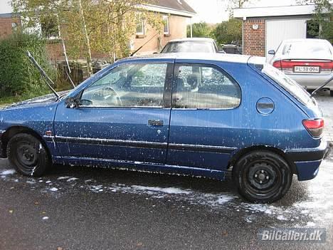 Peugeot *SOLGT* 306 Style - Rigtige mænd vasker bilen i hånden... :D billede 2