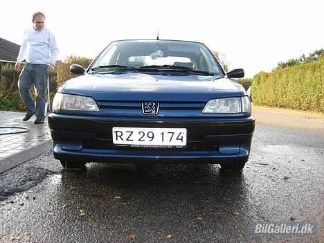 Peugeot *SOLGT* 306 Style - Mig til venstre... :P :D Den skulle vaskes så den kunne se godt ud på billederne... ;)  billede 3