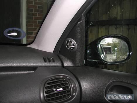 Peugeot 206 GTI SOLGT - Diskant foran... de 4 diskanter er det eneste man kan se inde i kabinen :D billede 11