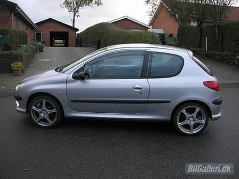 Peugeot 206 GTI SOLGT - Lækkert, bortset fra den ligner en monster-truck :P billede 13