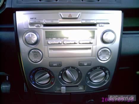 Mazda 2 1,4 mirai SOLGT - dejligt man bare kan stilkke 6 cder ind i åbningen billede 7