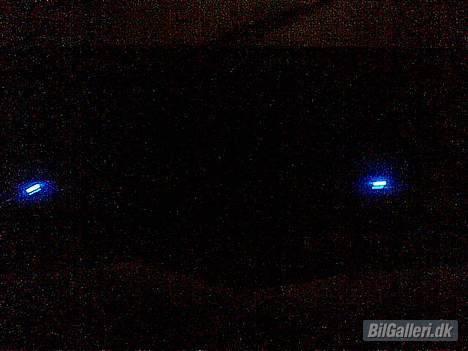 Citroën AX 1,4 (SOLGT) - Lys i hattehyllen, der er også ved side dørene bagved, men kan ikke tage noget billede af dem, for man skal tage dem lidt på skrå, de er nemlig så kraftige at kameraet ikke kan finde ud af hvad der sker hvis man tager det lige på. hehe billede 7