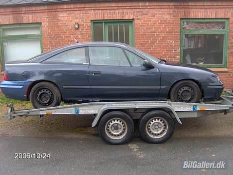 Opel Calibra - Calibra på auto triler, lige ankommet til min kammerats hus  billede 1