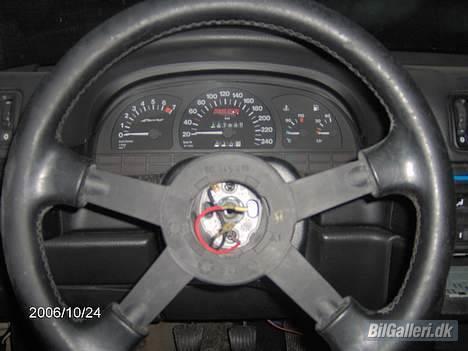 Opel Calibra - Er der nogen der har det jeg mangler på det rat, må i meget gerne sige til : ) billede 4