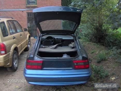 Opel Calibra - Calibra bagfra med smækken åben billede 7