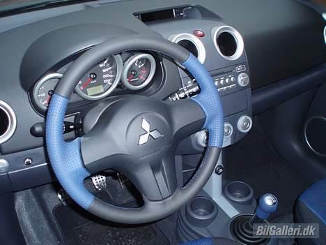 Mitsubishi Colt Z30 1.5 - sølv ringe og læderrat blå og sort matser kabinen billede 3