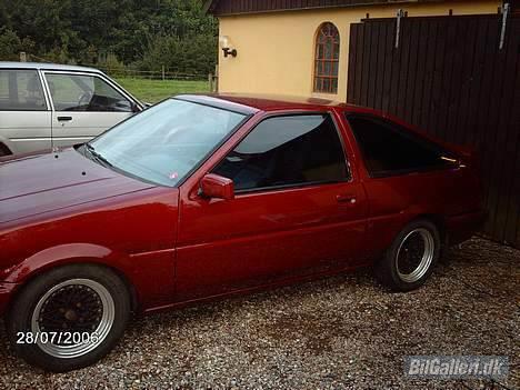 Toyota Corolla Coupé ae86 SOLGT - her er så det færdige resultalt... næsten.. er ikke helt færdig.. mangler stadig at få ordnet fælgene, og få sideskørtene på.... billede 10