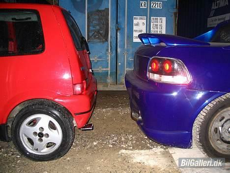 Fiat Cinquecento 1.1[SOLGT]  - Cinquecento VS Honda. Også er Hondaen endda med "synsfælge" + den er hævet næsten 6cm i støddæmperne... billede 2