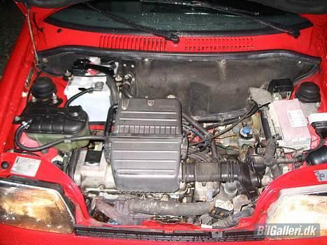 Fiat Cinquecento 1.1[SOLGT]  - Rimelig pænt motorrum alderen taget i betragtning billede 6