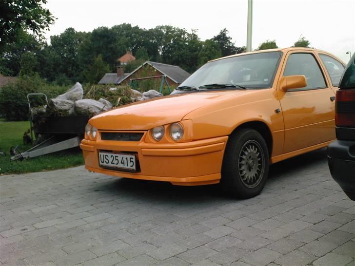 Opel Kadett GSI 16V "Orange" - lygterne er samme farve som resten af bilen... det er lyset imod perlemoren der gør det... billede 6
