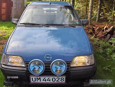 Opel Kadett E 1.3s LS solgt - Har lige fået sat mine Bluelight på igen. billede 13