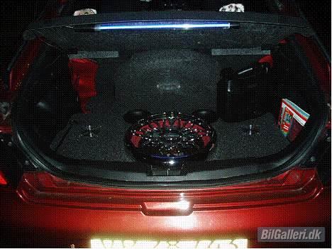 Mazda 323f - Mit bagagerum med min 15" liggende billede 4