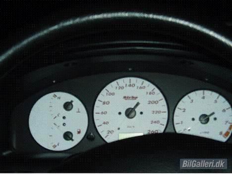 Mazda 323f - De hvide urskiver billede 6