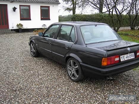 BMW E 30 320i - SOLGT billede 4