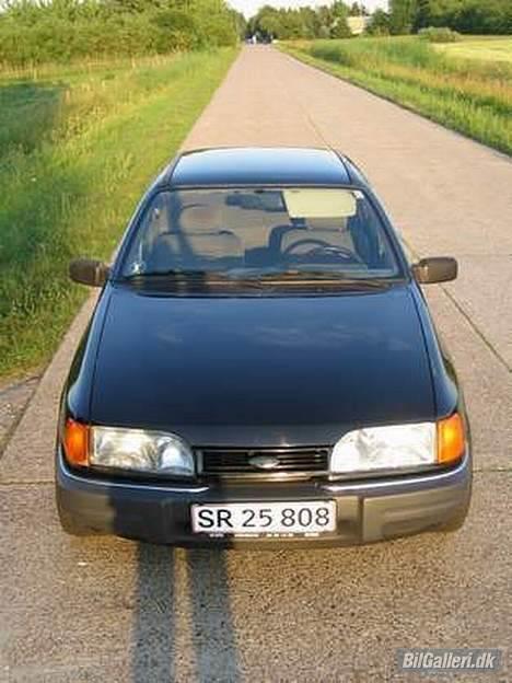 Ford Sierra - man kan godt se at det er lille broderen til cossien billede 1