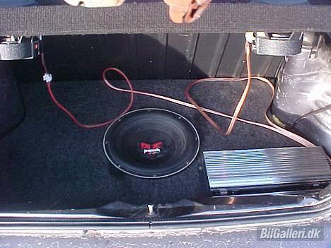 VW Polo Gt Coupé - Anlægget er ikke bygget færdig, (ny forstærker bl.a.), og ny Hat hylde. derfor kablerne slasker rundt som de gør pt. billede 14