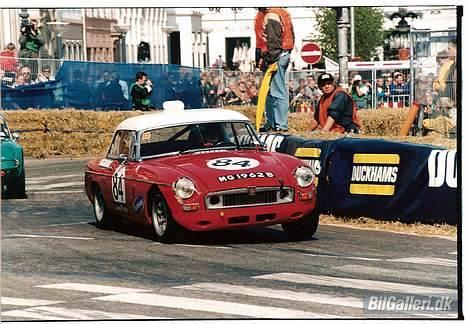 MG B - Christiansborg Slotsplads CHGP et skarpt hjørne rundes med en lynhurtig svensk Lotus Elan i baghjulene billede 1