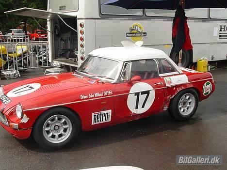 MG B - Der blir´ også gået til stålet selvom det er historisk race og bilerne er hundedyre. En svensk Lotus Elite gav et " Kys " på Knutstorp ved Svensk Sportsvogns Meeting 2006, ( svenskerens så langt værre ud og kunne ikke køre mere i de løb) billede 6