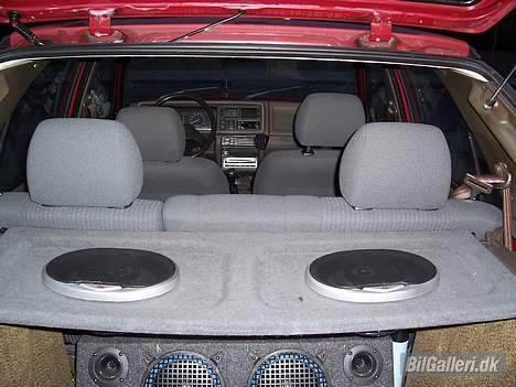 Skoda favorit 135 LX *Solgt* - bag højtalerne, man kan lige se lidt af bassboxen :P billede 10