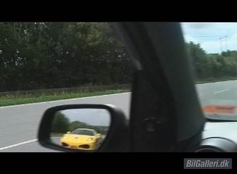 Ford Fiesta ST 182 HK SOLGT - Der kan man bare se. En Ford Fiesta ST forand en Ferrari F430 (Det er IKKE et fake billede) billede 7