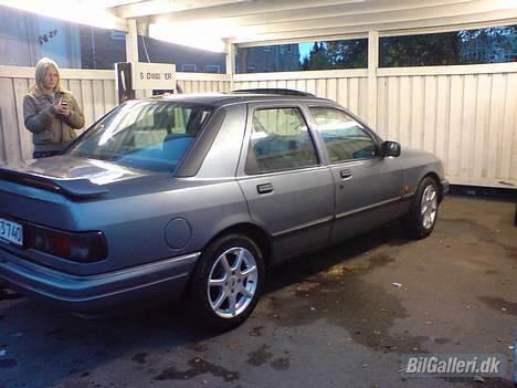 Ford Sierra 2.0i - Veninde, der fik lov til at vaske bilen. hehe billede 5