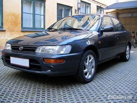 Toyota Corolla 1,6 XLI Sedan Aut - Med sommerfælgene på billede 1