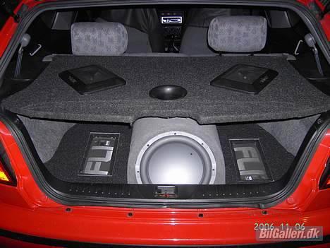 Nissan Almera solgt - det så bagagerummet der sku ikke meget plads til bajer deromme :´( billede 2
