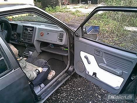 Citroën AX 1,4 (SOLGT) - åben dør fra højre side, med lillebror i bilen billede 11