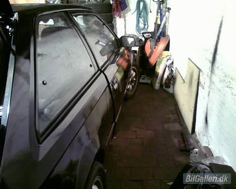 Mazda 323 BF Super Special - Bilen igang med at blive malet:D billede 4