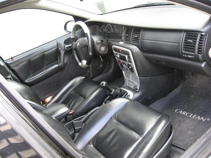 Opel Vectra B i500-R 'SOLGT' - Lækker kabine.. Glas/dåse holder nede foran gearstangen, Airkondition, Styrelse af anlæg fra knapperne på rattet osv... billede 10
