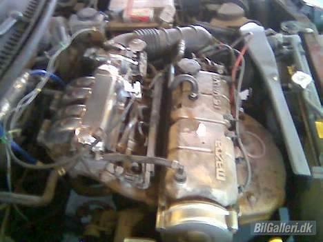 Mazda 323F væk - motorrummet er ved og blive lavet pænere billede 19