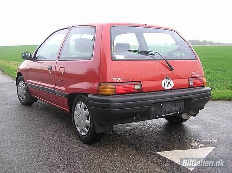 Daihatsu Charade "solgt" - Sådan så den ud bagfra, da jeg hentede den. billede 2