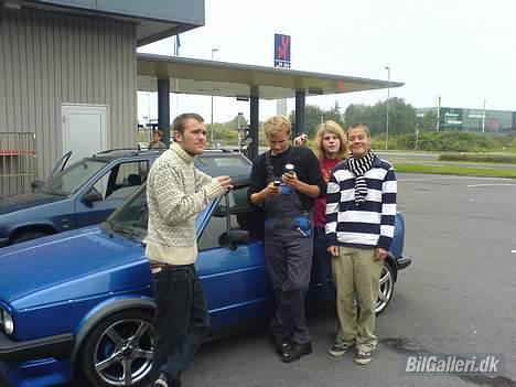 VW Golf Cabriolet - frikvarter på tanken med en øl og hippe drengene fra gymnaiset billede 9