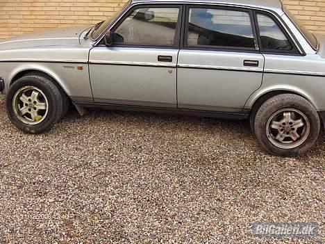 Volvo 240GL - skrottet billede 9