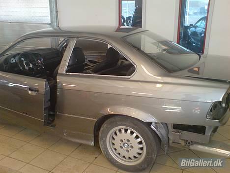 BMW E36 325i Coupe (solgt) - så kom bilen hjem fra maleren billede 5