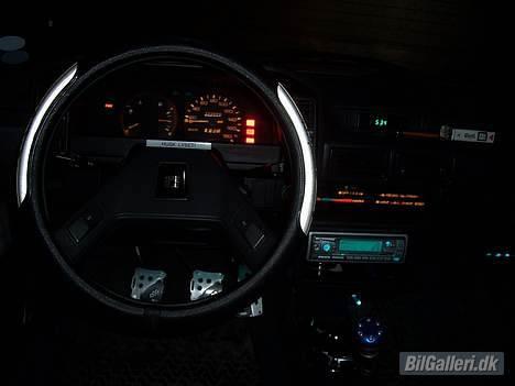 Toyota Corolla [Æ' Rolla] R.I.P - Kabinen i mørke, nu med lys i blæserkonsol, eftermonteret ur og nye pedaler. billede 11