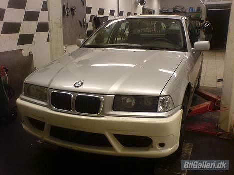 BMW 320i Rotrex -Solgt- - Den nye front lige monteret i Bilxperten Frederikshavn billede 10