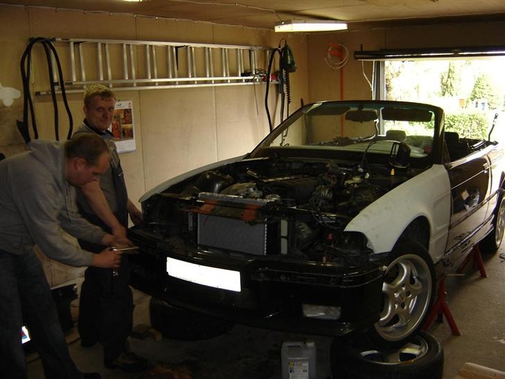 BMW 325i Cabriolet "Viper" - Godt med kammeraternes hjælp.. De fik også en del øl med på vejen ;o) billede 12