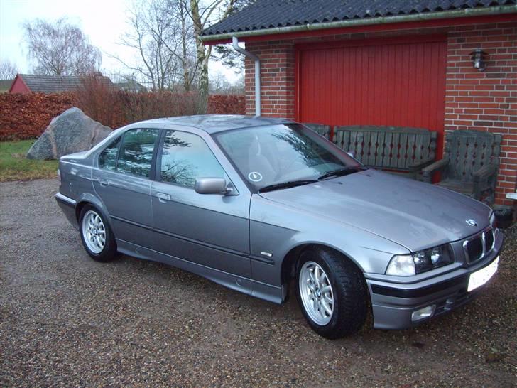 BMW 320 i E36 6 Cylinder  - Ser du min bil  kontakt mig... billede 1