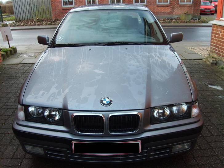 BMW 320 i E36 6 Cylinder  - BMW emblem slidt billede 5