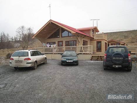 Hyundai Accent GS (SOLGT) - 3. feb 07´ (fra venstre, morbrors Avensis, min Accent og morfars Grand Vitara) mormor og morfars hus i Island billede 20