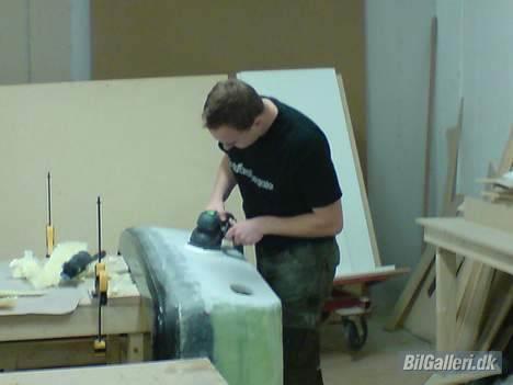 Volvo 460 TIL SALG  - Her står Martin og pudser på bagkofanferen !! Yeaaahhhh !! Snart færdig :) :) :)  billede 7