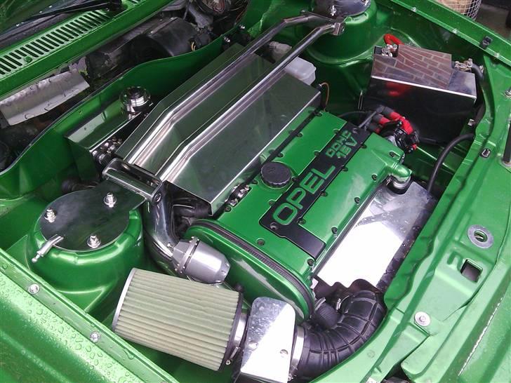 Opel Ascona C -- LET's go!! - Det var det jeg vandt prisen for flotteste motorrum.. Rå muskler kan godt pakkes pænt ind i en ascona:D billede 2