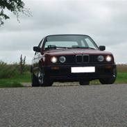 BMW E30 320i