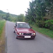 BMW E30 320i