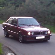 BMW E30 320i